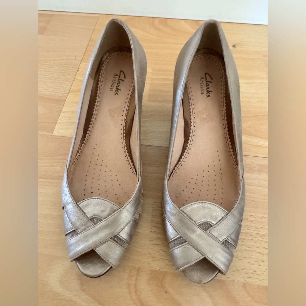 Clarks Gold leather upper Flats with Criss-Cross Design